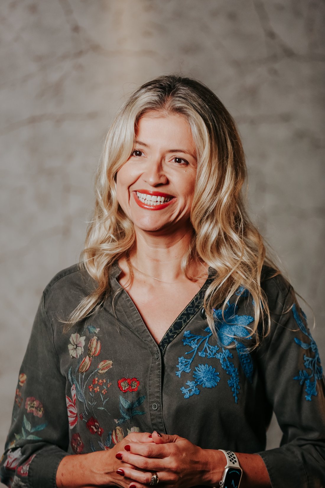 Retrato de Priscila Abondanza, autora de O Jardim de Abundância, sorrindo